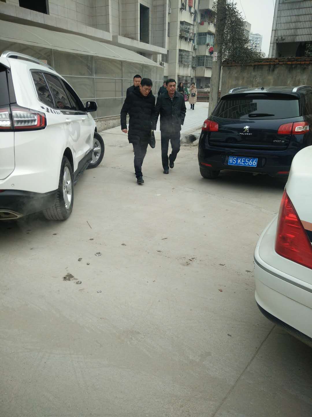 清晨行动抓老赖2.jpg