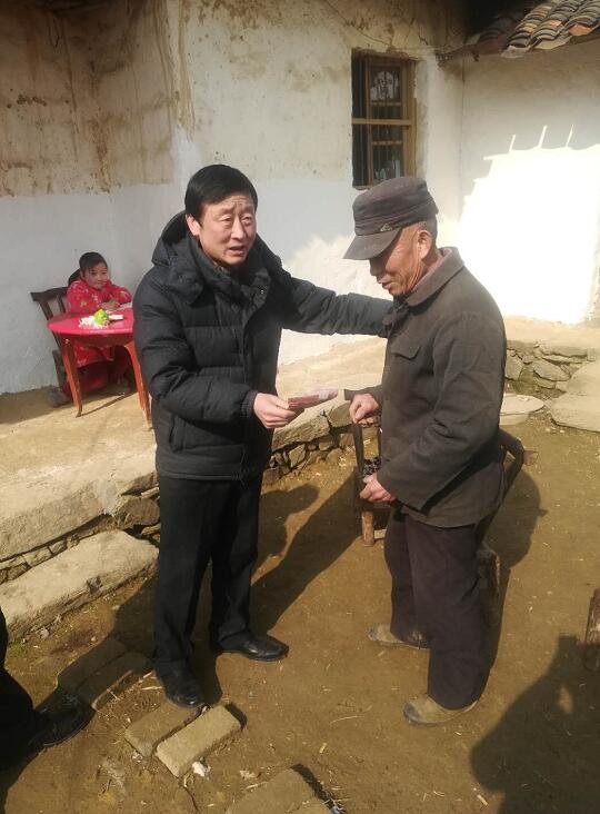 节前慰问老党员3.jpg