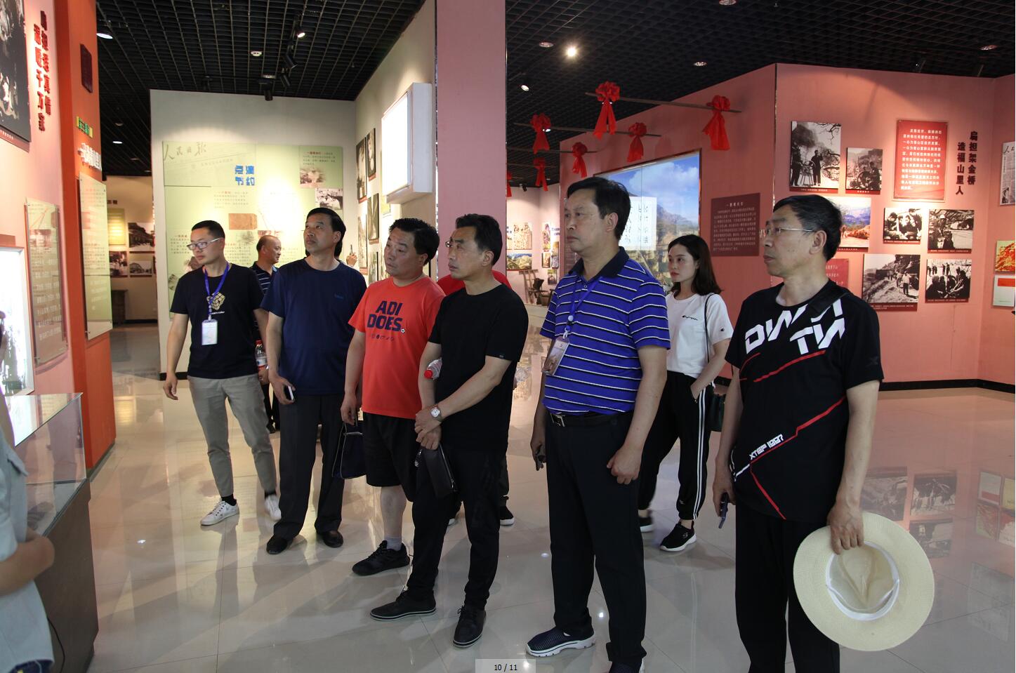 参观扁担精神纪念馆.jpg