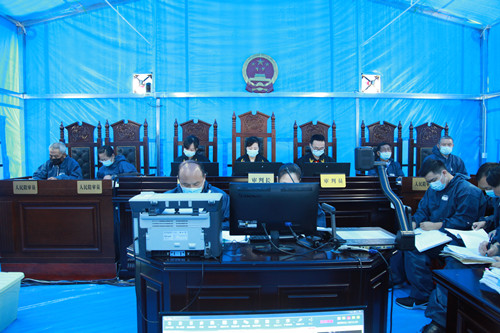 法官正面.jpg